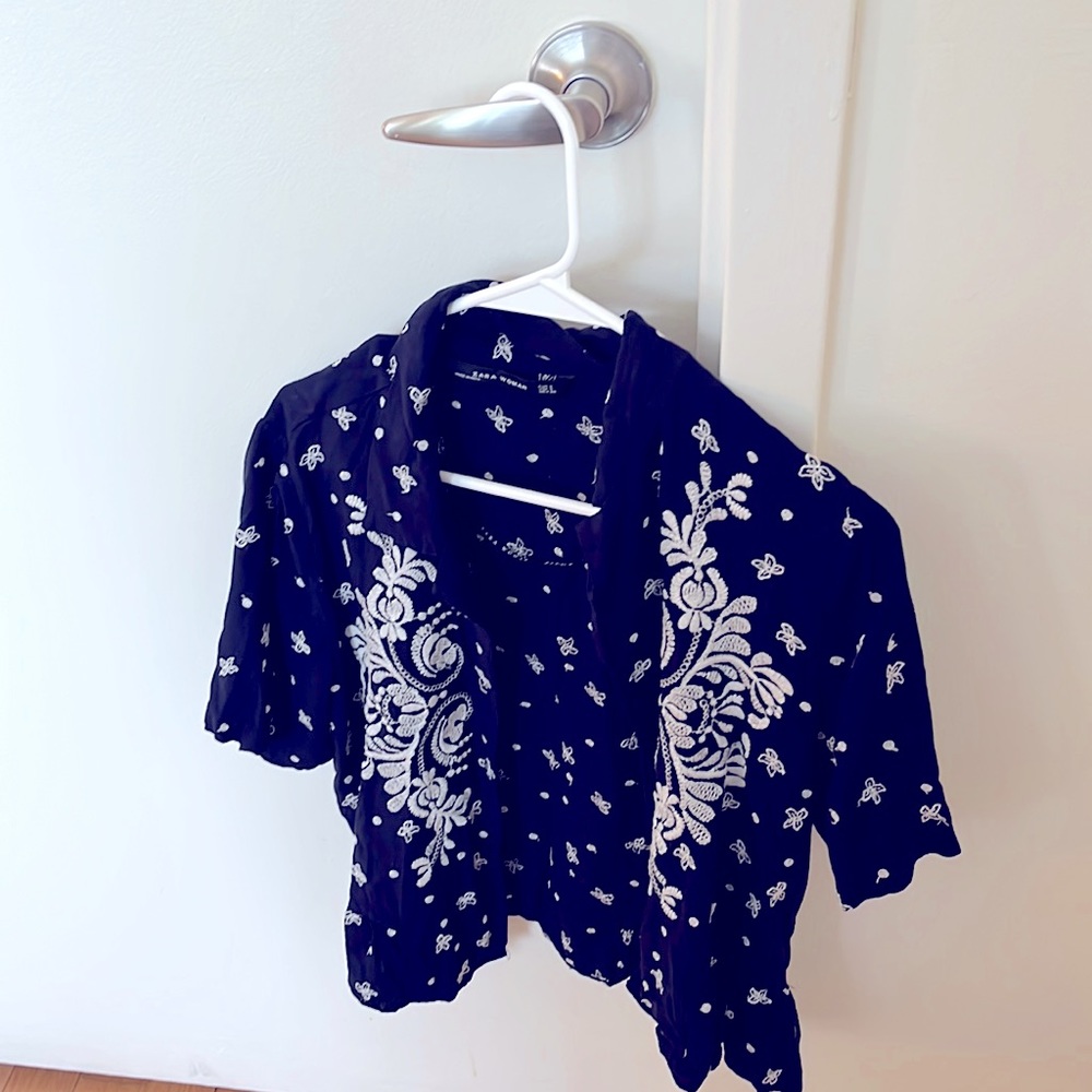 Short sleeve shirt with buttons, nice fit. Zara, S